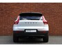 Volvo XC40 B4 Plus Black Edition | Panoramisch schuif-/kanteldak | Elektrisch verstelbare voorstoelen met geheugenfunctie | 360 graden camera | Extra getint glas achter | Harman Kardon | Dak in contrasterende kleur Black Stone | Stoel- / stuurwielverwarming | 20 inch. lichtmetalen velgen | Adaptieve cruise control | BLIS