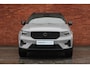 Volvo XC40 B4 Plus Black Edition | Panoramisch schuif-/kanteldak | Elektrisch verstelbare voorstoelen met geheugenfunctie | 360 graden camera | Extra getint glas achter | Harman Kardon | Dak in contrasterende kleur Black Stone | Stoel- / stuurwielverwarming | 20 inch. lichtmetalen velgen | Adaptieve cruise control | BLIS