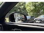 Volvo XC40 B4 Plus Black Edition | Panoramisch schuif-/kanteldak | Elektrisch verstelbare voorstoelen met geheugenfunctie | 360 graden camera | Extra getint glas achter | Harman Kardon | Dak in contrasterende kleur Black Stone | Stoel- / stuurwielverwarming | 20 inch. lichtmetalen velgen | Adaptieve cruise control | BLIS