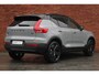 Volvo XC40 B4 Plus Black Edition | Panoramisch schuif-/kanteldak | Elektrisch verstelbare voorstoelen met geheugenfunctie | 360 graden camera | Extra getint glas achter | Harman Kardon | Dak in contrasterende kleur Black Stone | Stoel- / stuurwielverwarming | 20 inch. lichtmetalen velgen | Adaptieve cruise control | BLIS