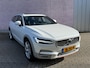 Volvo V90 Cross Country 2.0 T5 AWD Ocean Race | Bowers & Wilkins audio | Luchtvering | Trekhaak | Panoramadak | Origineel Nederlandse auto | 1e eigenaar | Adaptive cruise control | Dode hoek detectie BLIS | DAB+ radio | Parkeerverwarming | Navigatie | 360 Graden Camera | Lichtmetalen Velgen 20 inch | Head-up Display | 4 zone climate control | Gelamineerde zijruiten | Actieve LED koplampen |