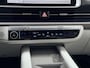 Hyundai Ioniq 6 Connect 77.4 kWh / SOH 100% / Fabrieksgarantie tot 11-2028 / Wit Leder / 20 Inch All Season / Stoelverkoeling / Stoelverwarming Voor + Achter / Stuurverwarming / Elek. Bedienbare Bestuurdersstoel /