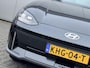 Hyundai Ioniq 6 Connect 77.4 kWh / SOH 100% / Fabrieksgarantie tot 11-2028 / Wit Leder / 20 Inch All Season / Stoelverkoeling / Stoelverwarming Voor + Achter / Stuurverwarming / Elek. Bedienbare Bestuurdersstoel /