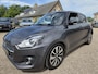 Suzuki Swift 1.0 Stijl Automaat | 110 PK| Cruise / Navi / Carplay | 1e Eigenaar / 12.400 KM!