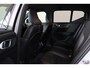 Volvo XC40 B4 R-Design - IntelliSafe Surround - Harman Kardon Audio - Verwarmbare voorstoelen & stuurwiel - Parkeercamera achter - Parkeersensoren voor & achter - Verwarmbare voorruit - Cruise control - 18 inch wielen