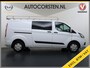 Ford Transit Custom 300 2.0TDCI L2H1 Dubbele Cabine 6-Persoons Trekhaak Navi Camera Cruise Control Imperiaal Airco Stoelverwarming Pdc DC DAB Bluetooth Betonplex Vloer Wandbetimmering 2.750KG Trekgewicht Origineel Nederlandse Auto