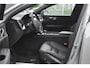 Volvo V60 B4 Essential Adaptieve Cruise Control | BLIS | Achterruitrijcamera | Lederen bekleding | Stoel en stuurwiel verwarming | Google services | Achterbank verwarmd |