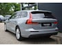 Volvo V60 B4 Essential Adaptieve Cruise Control | BLIS | Achterruitrijcamera | Lederen bekleding | Stoel en stuurwiel verwarming | Google services | Achterbank verwarmd |