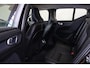 Volvo XC40 T4 R-Design - Harman/Kardon audio - Parkeercamera achter - Verwarmde voorstoelen - Parkeersensoren voor & achter - Draadloze tel. lader - Voorruit verwarming - Volvo On Call - Cruise control - Inklapbare Trekhaak 18' LMV