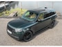 Land Rover Range Rover P550e Autobiography | VERWACHT | Belgravia Green Metallic | Cognac leder | Shadow Pack | 23" inch |