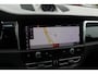 Porsche Macan 2.0 T / Trekhaak / Panoramadak / Camera / Luchtvering / Keyless / 21'' / Adaptieve Stoelen / Sportchrono / CarPlay / Stoel+Stuurverwarming / Dodehoek / DAB / ACC