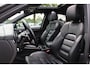 Porsche Macan 2.0 T / Trekhaak / Panoramadak / Camera / Luchtvering / Keyless / 21'' / Adaptieve Stoelen / Sportchrono / CarPlay / Stoel+Stuurverwarming / Dodehoek / DAB / ACC