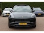 Porsche Macan 2.0 T / Trekhaak / Panoramadak / Camera / Luchtvering / Keyless / 21'' / Adaptieve Stoelen / Sportchrono / CarPlay / Stoel+Stuurverwarming / Dodehoek / DAB / ACC