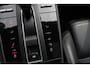 Porsche Macan 2.0 T / Trekhaak / Panoramadak / Camera / Luchtvering / Keyless / 21'' / Adaptieve Stoelen / Sportchrono / CarPlay / Stoel+Stuurverwarming / Dodehoek / DAB / ACC