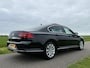 Volkswagen Passat 1.8 TSI Highline Automaat | Panoramadak | Apple CarPlay-Android Auto | Camera | Leder/Alcantara | Clima | PDC |