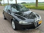 Alfa Romeo 147 1.6 T.Spark Veloce Collezione ECC Audio/CD Leder LMV 16" ABS TCS Cruise EBD Schuif-/kanteldak Dealeronderh. Nw Apk!