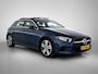 Mercedes-Benz A-klasse 180 Business Solution Luxury | Panoramadak | Sfeerverlichting | Stoelverwarming | Augmented Reality | CarPlay | Inclusief 24 maanden Mercedes-Benz Certified garantie voor Europa.