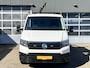 Volkswagen Crafter 35 2.0 TDI L3 Fassi Laadkraan M15A Trekhaak 3500 kg trekgewicht Airco Apple carplay Cruise controle 3-Persoons Kastinrichting Open laadbak Pick-up Euro 6 Bakwagen P-up Telefoonverbinding