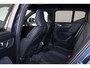 Volvo XC40 B3 Ultra Dark - Panorama/schuifdak - IntelliSafe Assist & Surround - 360º Camera - Harman/Kardon audio - Adaptieve LED koplampen - Verwarmde voorstoelen & stuur - Parkeersensoren voor & achter - Elektr. bedienb. voorstoelen met geheugen links - Draadloze tel. lader - Extra getint glas - Inklapbare trekhaak - 19' LMV