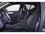 Volvo XC40 B3 Ultra Dark - Panorama/schuifdak - IntelliSafe Assist & Surround - 360º Camera - Harman/Kardon audio - Adaptieve LED koplampen - Verwarmde voorstoelen & stuur - Parkeersensoren voor & achter - Elektr. bedienb. voorstoelen met geheugen links - Draadloze tel. lader - Extra getint glas - Inklapbare trekhaak - 19' LMV