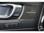 Volvo XC40 B3 Ultra Dark - Panorama/schuifdak - IntelliSafe Assist & Surround - 360º Camera - Harman/Kardon audio - Adaptieve LED koplampen - Verwarmde voorstoelen & stuur - Parkeersensoren voor & achter - Elektr. bedienb. voorstoelen met geheugen links - Draadloze tel. lader - Extra getint glas - Inklapbare trekhaak - 19' LMV
