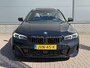 BMW 3-Serie Touring 330e xDrive M-Sport PHEV / Shadow Line / Wide Screen / 1500kg Trekgewicht / M-pakket / Panorama dak / Parkeerassistent-pakket / 19" breedset LM wielen / Elektrische achterklep / Elektrische Stoelen / HUD /  Apple Carplay/Android / Stoel Verwarming /