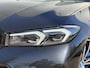 BMW 3-Serie Touring 330e xDrive M-Sport PHEV / Shadow Line / Wide Screen / 1500kg Trekgewicht / M-pakket / Panorama dak / Parkeerassistent-pakket / 19" breedset LM wielen / Elektrische achterklep / Elektrische Stoelen / HUD /  Apple Carplay/Android / Stoel Verwarming /
