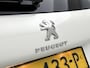Peugeot 2008 SUV Allure 110pk | Lage kilometerstand! | Navigatie | Achteruitrijcamera | Climate Control | Cruise Control | Parkeersensoren | Half lederen sportstoelen | Apple Carplay / Android Auto | Bluetooth | Elektrisch inklapbare spiegels | Automatisch dimlicht | Regensensor | Donker getint glas | 100% dealeronderhouden | 16" lichtmetalen velgen |