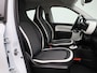 Renault Twingo Z.E. R80 Intens | 15" LMV | Licht- & Regensensor | Apple Carplay & Android Auto | Climate Control | Cruise Control & Snelheidsbegrenzer | Half-Lederen Bekleding | Stuurwiel & Versnellingspook Leder | DAB-Radio