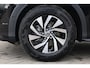 Volkswagen T-Roc 1.5 eTsi Limited Edition 116PK / 85kW Achteruitrijcamera, verwarmbare voorstoelen + stuurwiel, dodehoekdetectie (Side Assist), Apple Carplay & Android Auto, draadloos telefoon laden, 2-zone Climatronic airconditioning, plaatsbesparend reservewiel, 16'' LMV 'Bilbao', elektrisch verstel-, verwarm- en inklapbare buitenspiegels, DAB+, adaptieve cruise control (ACC) etc.