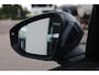 Volkswagen T-Roc 1.5 eTsi Limited Edition 116PK / 85kW Achteruitrijcamera, verwarmbare voorstoelen + stuurwiel, dodehoekdetectie (Side Assist), Apple Carplay & Android Auto, draadloos telefoon laden, 2-zone Climatronic airconditioning, plaatsbesparend reservewiel, 16'' LMV 'Bilbao', elektrisch verstel-, verwarm- en inklapbare buitenspiegels, DAB+, adaptieve cruise control (ACC) etc.