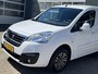 Peugeot Partner 120 1.6 BlueHDi Airco Cruise controle Trekhaak 1250kg trekgewicht 3-Peroons Parkeerhulp achter Schuifdeur Kastinrichting Euro 6 Bpm vrij voor particulier gebruik!!