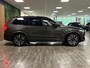 Volvo XC90 T8 AWD Recharge Ultra Dark | Vol! | Bowers & Wilkins | Luchtvering | Stoelventilatie | Trekhaak | 360 Camera | Head-Up Display | Stoelmassage | 455pk | Adaptieve Cruise Control | Stoelverwarming voor+achter | Stuurwielverwarming | Schuifdak | 20 Inch | Full LED Meesturende koplampen | Pilot Assist | BLIS Dode Hoek Detectie | Alcantara hemelbekleding | Lederen handgrepen en zonnekleppen | Elektrische voorstoelen geheugen | Nappa Lederen bekleding | Zitting verlenging voorstoelen | Lederen Dashboard | Google Infotainment | Keyless Drive | Parkeersensoren voor+achter | Privacy Glass | Elektrisch bedienbare achterklep | Geïntegreerde zongordijnen achterportieren | Geïntegreerd kinderzitje achterin | Verlichte instaplijsten | 7-Persoons | 4-Zone Climate Control | DAB Radio | Apple Carplay/Android Auto | Alarm Klasse III | Draadloos telefoon opladen | Volvo On Call met mobiele App functie | Platinum Grey Metallic |