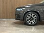Volvo XC90 T8 AWD Recharge Ultra Dark | Vol! | Bowers & Wilkins | Luchtvering | Stoelventilatie | Trekhaak | 360 Camera | Head-Up Display | Stoelmassage | 455pk | Adaptieve Cruise Control | Stoelverwarming voor+achter | Stuurwielverwarming | Schuifdak | 20 Inch | Full LED Meesturende koplampen | Pilot Assist | BLIS Dode Hoek Detectie | Alcantara hemelbekleding | Lederen handgrepen en zonnekleppen | Elektrische voorstoelen geheugen | Nappa Lederen bekleding | Zitting verlenging voorstoelen | Lederen Dashboard | Google Infotainment | Keyless Drive | Parkeersensoren voor+achter | Privacy Glass | Elektrisch bedienbare achterklep | Geïntegreerde zongordijnen achterportieren | Geïntegreerd kinderzitje achterin | Verlichte instaplijsten | 7-Persoons | 4-Zone Climate Control | DAB Radio | Apple Carplay/Android Auto | Alarm Klasse III | Draadloos telefoon opladen | Volvo On Call met mobiele App functie | Platinum Grey Metallic |