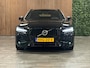 Volvo V60 T6 AWD Recharge Plus Dark | Trekhaak | 360° Camera | All Season banden | Harman Kardon | Adaptieve Cruise Control | Stoelverwarming voor+achter | Stuurwielverwarming | Pilot Assist | BLIS Dode Hoek Detectie | Elektrische voorstoelen geheugen | R-Design Contour stoelen met wit stiksel en bies | Zitting verlenging voorstoelen | 18 Inch | Google Infotainment | Keyless Drive | Parkeersensoren voor+achter | Elektrisch bedienbare achterklep | DAB Radio | Apple Carplay/Android Auto | Volvo On Call met mobiele App functie | Onyx Black Metallic |