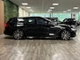 Volvo V60 T6 AWD Recharge Plus Dark | Trekhaak | 360° Camera | All Season banden | Harman Kardon | Adaptieve Cruise Control | Stoelverwarming voor+achter | Stuurwielverwarming | Pilot Assist | BLIS Dode Hoek Detectie | Elektrische voorstoelen geheugen | R-Design Contour stoelen met wit stiksel en bies | Zitting verlenging voorstoelen | 18 Inch | Google Infotainment | Keyless Drive | Parkeersensoren voor+achter | Elektrisch bedienbare achterklep | DAB Radio | Apple Carplay/Android Auto | Volvo On Call met mobiele App functie | Onyx Black Metallic |