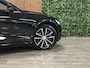 Volvo V60 T6 AWD Recharge Plus Dark | Trekhaak | 360° Camera | All Season banden | Harman Kardon | Adaptieve Cruise Control | Stoelverwarming voor+achter | Stuurwielverwarming | Pilot Assist | BLIS Dode Hoek Detectie | Elektrische voorstoelen geheugen | R-Design Contour stoelen met wit stiksel en bies | Zitting verlenging voorstoelen | 18 Inch | Google Infotainment | Keyless Drive | Parkeersensoren voor+achter | Elektrisch bedienbare achterklep | DAB Radio | Apple Carplay/Android Auto | Volvo On Call met mobiele App functie | Onyx Black Metallic |