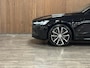 Volvo V60 T6 AWD Recharge Plus Dark | Trekhaak | 360° Camera | All Season banden | Harman Kardon | Adaptieve Cruise Control | Stoelverwarming voor+achter | Stuurwielverwarming | Pilot Assist | BLIS Dode Hoek Detectie | Elektrische voorstoelen geheugen | R-Design Contour stoelen met wit stiksel en bies | Zitting verlenging voorstoelen | 18 Inch | Google Infotainment | Keyless Drive | Parkeersensoren voor+achter | Elektrisch bedienbare achterklep | DAB Radio | Apple Carplay/Android Auto | Volvo On Call met mobiele App functie | Onyx Black Metallic |
