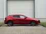 Mazda 3 2.0 e-SkyActiv-G M Hybrid Luxury / Fabrieksgarantie tot 01-2029 of 150.000km / Dealer Onderhouden / Adaptieve Cruise Control / BOSE Audio / Elektrische Bestuurderstoel met Geheugen /