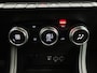 Renault Captur TCe 90 Intens | Apple CarPlay & Android Auto | Parkeersensoren v+a met achteruitrijcamera | Cruise control | Climate control | Lichtmetalen velgen | Two-tone metaalkleur |