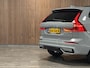 Volvo XC60 T8 AWD Recharge Ultra Dark | Luchtvering | Trekhaak | 360° Camera | 455pk | Head-Up Display | Harman Kardon | Adaptieve Cruise Control | Stoelverwarming voor+achter | Stuurwielverwarming | Schuifdak | Full LED Meesturende koplampen | Pilot Assist | BLIS Dode Hoek Detectie | Elektrische voorstoelen geheugen | Lederen bekleding | Zitting verlenging voorstoelen | Lederen dashboard | 21 Inch | Google Infotainment | Keyless Drive | Elektrisch bedienbare achterklep | DAB Radio | Apple Carplay/Android Auto | Alarm Klasse III | Draadloos telefoon opladen | Volvo On Call met mobiele App functie | Vapour Grey Metallic |