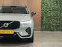 Volvo XC60 T8 AWD Recharge Ultra Dark | Luchtvering | Trekhaak | 360° Camera | 455pk | Head-Up Display | Harman Kardon | Adaptieve Cruise Control | Stoelverwarming voor+achter | Stuurwielverwarming | Schuifdak | Full LED Meesturende koplampen | Pilot Assist | BLIS Dode Hoek Detectie | Elektrische voorstoelen geheugen | Lederen bekleding | Zitting verlenging voorstoelen | Lederen dashboard | 21 Inch | Google Infotainment | Keyless Drive | Elektrisch bedienbare achterklep | DAB Radio | Apple Carplay/Android Auto | Alarm Klasse III | Draadloos telefoon opladen | Volvo On Call met mobiele App functie | Vapour Grey Metallic |