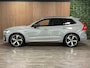 Volvo XC60 T8 AWD Recharge Ultra Dark | Luchtvering | Trekhaak | 360° Camera | 455pk | Head-Up Display | Harman Kardon | Adaptieve Cruise Control | Stoelverwarming voor+achter | Stuurwielverwarming | Schuifdak | Full LED Meesturende koplampen | Pilot Assist | BLIS Dode Hoek Detectie | Elektrische voorstoelen geheugen | Lederen bekleding | Zitting verlenging voorstoelen | Lederen dashboard | 21 Inch | Google Infotainment | Keyless Drive | Elektrisch bedienbare achterklep | DAB Radio | Apple Carplay/Android Auto | Alarm Klasse III | Draadloos telefoon opladen | Volvo On Call met mobiele App functie | Vapour Grey Metallic |