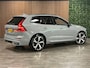 Volvo XC60 T8 AWD Recharge Ultra Dark | Luchtvering | Trekhaak | 360° Camera | 455pk | Head-Up Display | Harman Kardon | Adaptieve Cruise Control | Stoelverwarming voor+achter | Stuurwielverwarming | Schuifdak | Full LED Meesturende koplampen | Pilot Assist | BLIS Dode Hoek Detectie | Elektrische voorstoelen geheugen | Lederen bekleding | Zitting verlenging voorstoelen | Lederen dashboard | 21 Inch | Google Infotainment | Keyless Drive | Elektrisch bedienbare achterklep | DAB Radio | Apple Carplay/Android Auto | Alarm Klasse III | Draadloos telefoon opladen | Volvo On Call met mobiele App functie | Vapour Grey Metallic |