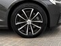 Volvo V60 2.0 T8 Plug-in hybrid AWD Plus Dark / Dealer onderhouden / Leder / Panorama schuifdak / Elektrisch verstelbare stoelen met memory / Elektrische achterklep / Adaptive Cruise Control / Stuur-, stoel- & achterbankverwarming / Camera / Apple Carplay/Android Auto / 18" Lichtmetalen velgen /
