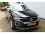Volkswagen T-Roc 1.0 TSI Style | Incl. 12 maanden Garantie | Adaptive cruise controle | Navigatie | Draadloze telefoonlader | Climate controle | Apple CarPlay/Android Auto | Elektrische kofferbakklep | Parkeersensoren V+A | Virtual cockpit | Origineel NL Auto | NAP |
