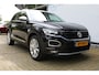 Volkswagen T-Roc 1.0 TSI Style | Incl. 12 maanden Garantie | Adaptive cruise controle | Navigatie | Draadloze telefoonlader | Climate controle | Apple CarPlay/Android Auto | Elektrische kofferbakklep | Parkeersensoren V+A | Virtual cockpit | Origineel NL Auto | NAP |