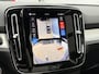 Volvo XC40 B3 AUT7 163PK Ultimate Dark Black Edition | Panoramadak | Harman Kardon audio | 20” Lichtmetalen velgen | Getint glas | Verwarmbare voorstoelen & stuurwiel | Trekhaak semi elektrisch inklapbaar | Verwarmbare Voorruit | Adaptieve Cruise Control | BLIS Dodehoekdetectie
