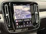 Volvo XC40 B3 AUT7 163PK Ultimate Dark Black Edition | Panoramadak | Harman Kardon audio | 20” Lichtmetalen velgen | Getint glas | Verwarmbare voorstoelen & stuurwiel | Trekhaak semi elektrisch inklapbaar | Verwarmbare Voorruit | Adaptieve Cruise Control | BLIS Dodehoekdetectie