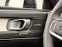 Volvo XC40 B3 AUT7 163PK Ultimate Dark Black Edition | Panoramadak | Harman Kardon audio | 20” Lichtmetalen velgen | Getint glas | Verwarmbare voorstoelen & stuurwiel | Trekhaak semi elektrisch inklapbaar | Verwarmbare Voorruit | Adaptieve Cruise Control | BLIS Dodehoekdetectie